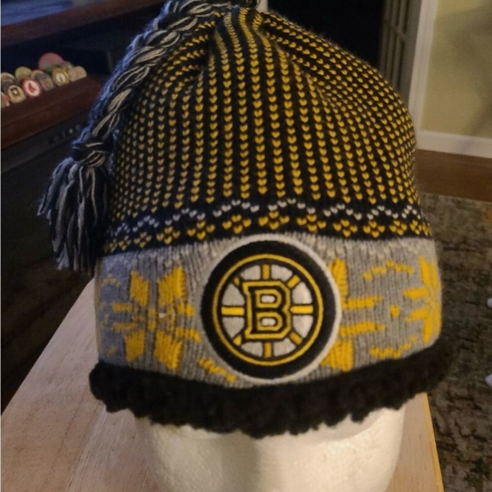 Womens Old Time Hockey Boston Bruins Sherpa Lined Winter Hat NWOT